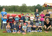 Ausflug der Schulanfänger zum Hofladen Falkensee „Kleine-Schule“- Kinder bei der Erdbeerernte
